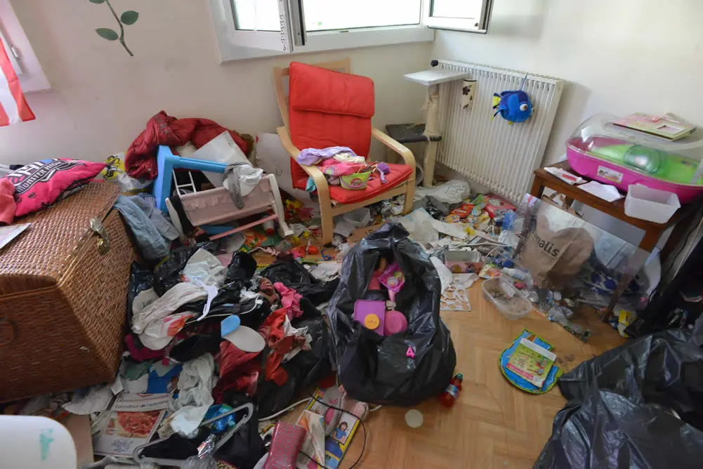 Chambre encombrée de vêtements et d’effets personnels